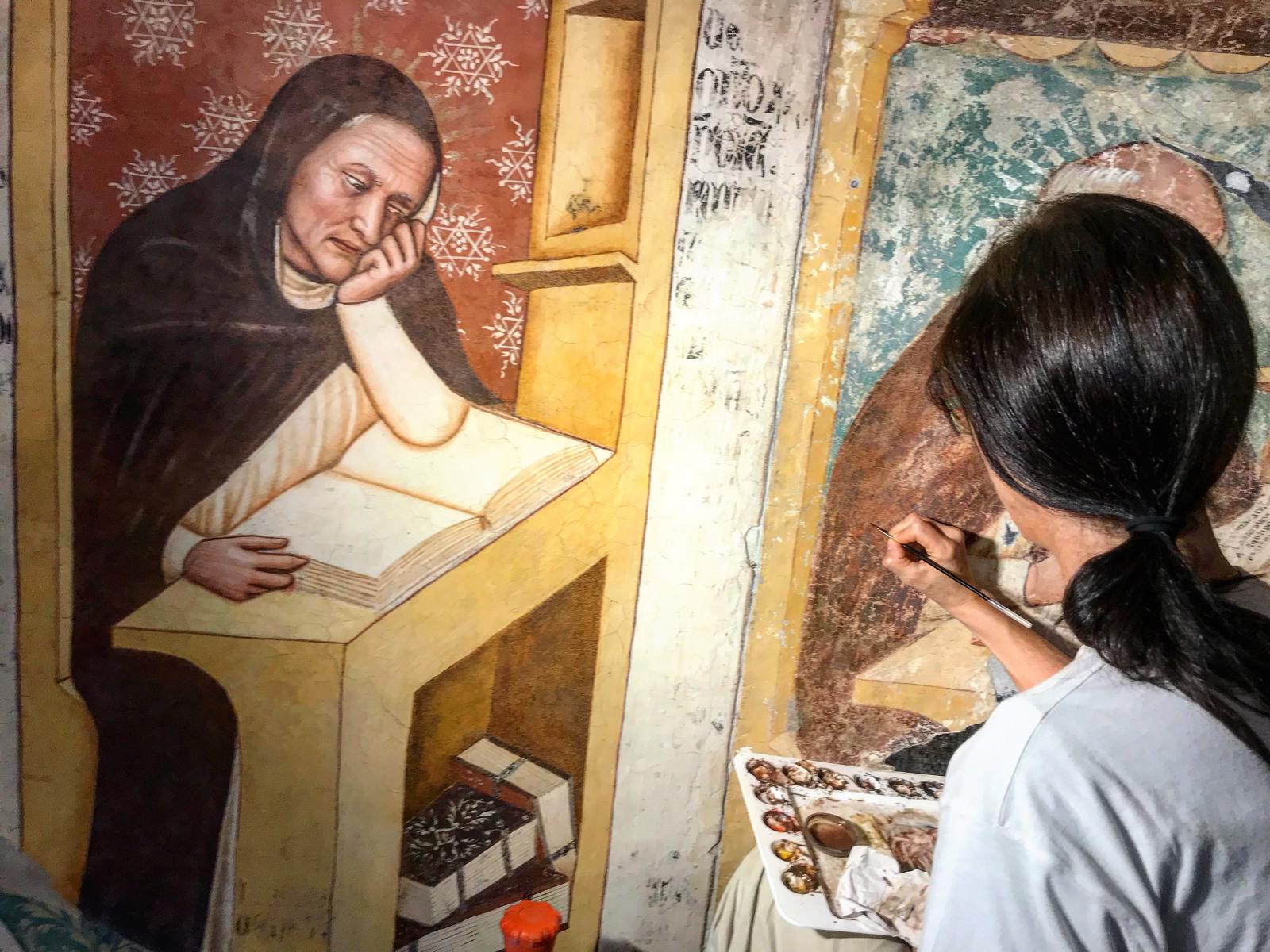 Valentina Piovan al lavoro su un affresco